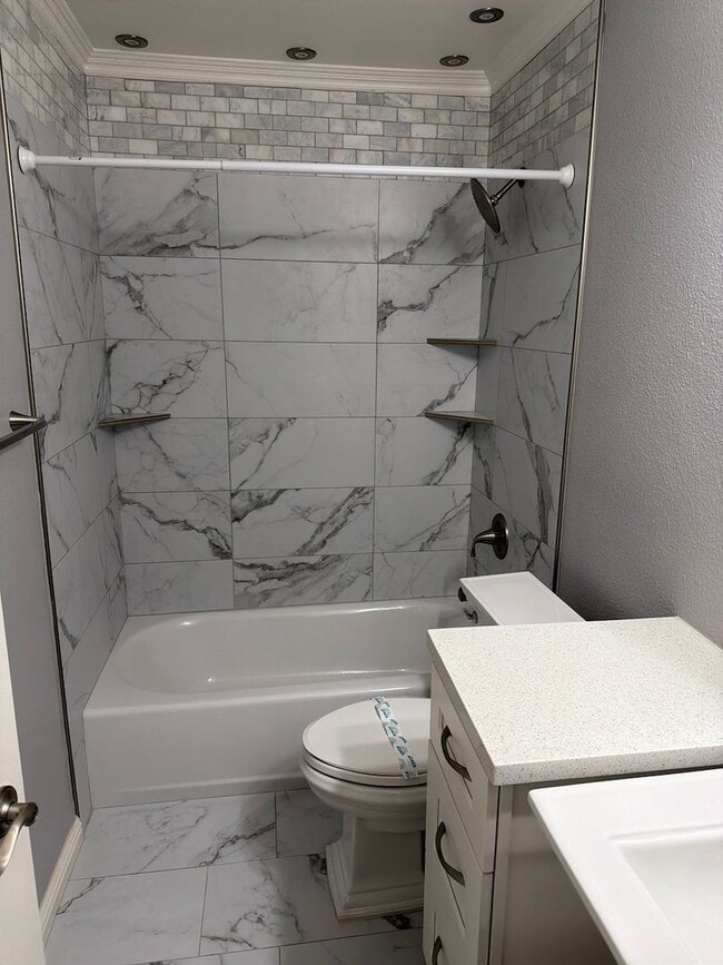 Building Photo - Remodeled Spring Valley Townhome