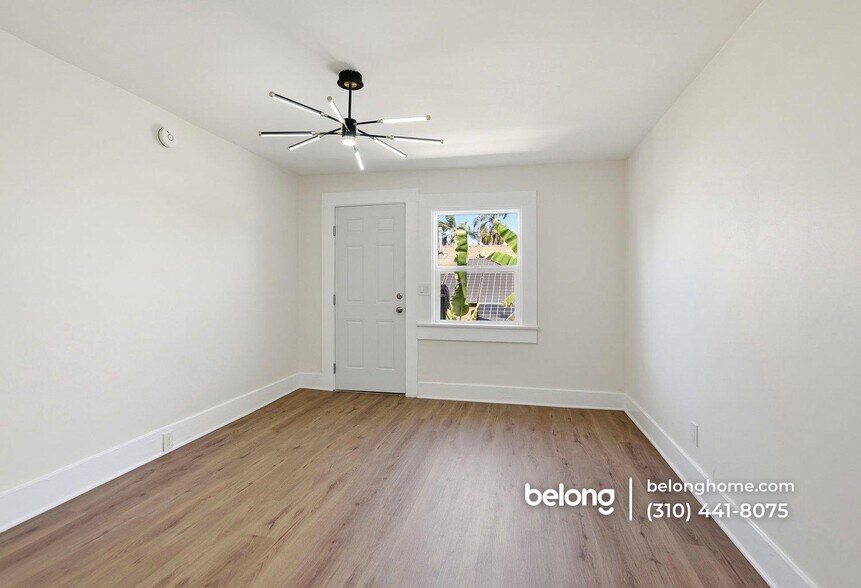Building Photo - 1474 W Vernon Ave