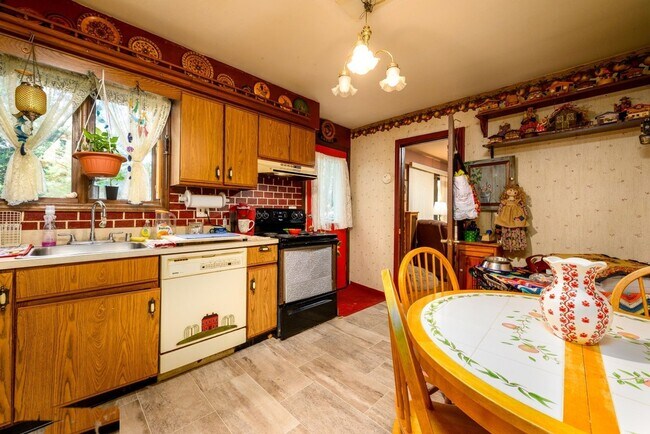 Building Photo - Fully Renovated 3-Bed, 2-Bath Ranch with Garage and Large Yard in Manchester