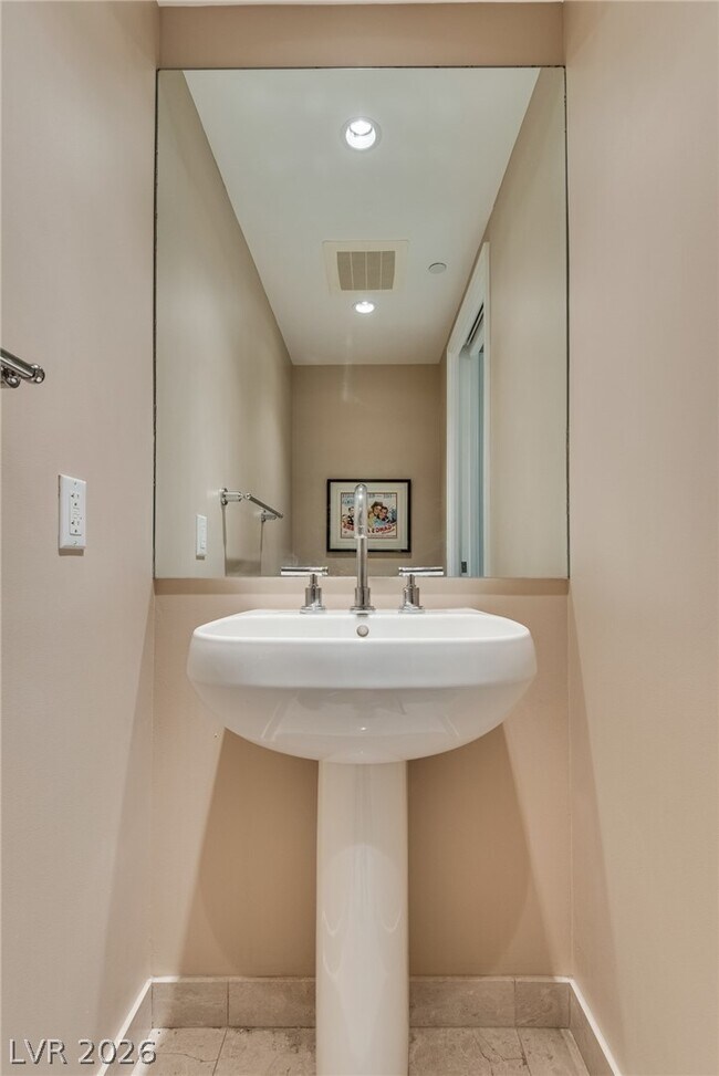 Building Photo - 322 Karen Ave