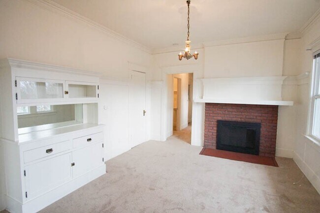 Building Photo - Lease this Beautiful Sullivan's Gulch Vint...