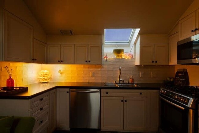 Building Photo - 2044 Fairmont Dr