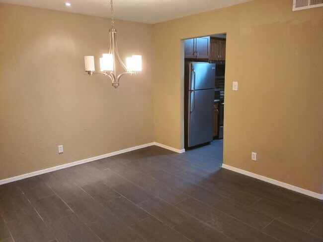 Building Photo - Gorgeous Condo