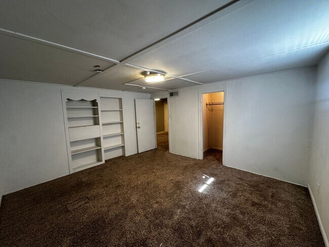 Building Photo - Beautiful 5 Bedroom, 2 Bath in Prime Location Near Campus