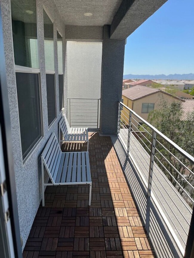 Building Photo - Stylish 3-Story Home with Rooftop Deck & B...