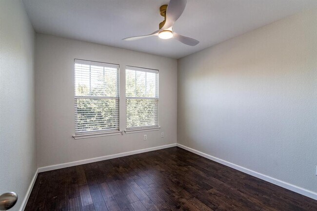Building Photo - 9628 Beechnut Dr