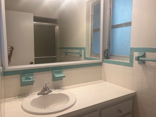 Building Photo - 2BR+Bonus Room/2 bathroom SFH on Venice Is...