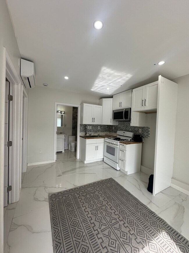 Building Photo - 1427 E 76th St