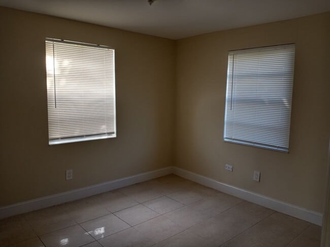 Building Photo - Come see this 2/1 with no Hoa