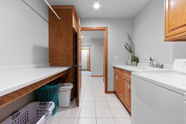 Building Photo - River Point Court Duplex