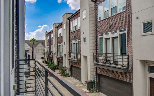 Building Photo - Beautiful 3-story House In the Heart of Ho...