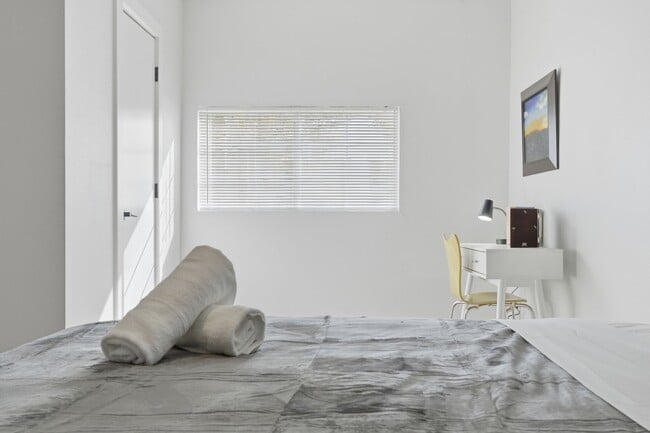 Building Photo - 4 bed with back yard in great East side location.