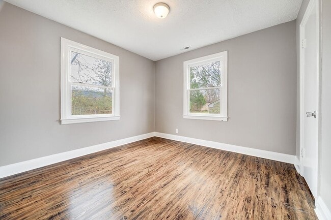 Building Photo - 312 W Schell St