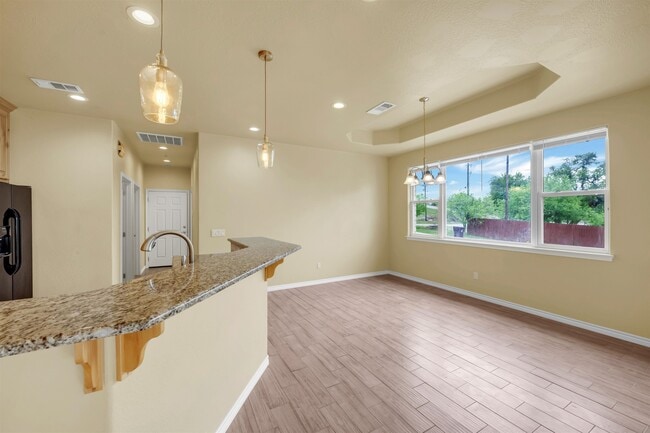 Building Photo - 623 Skyline Dr