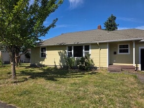 Building Photo - 2 Bedroom with Huge Yard in Springfield