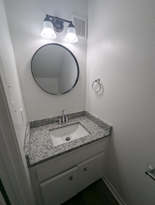 Building Photo - Newly Remodeled 2/1.5 Townhouse in Newport!