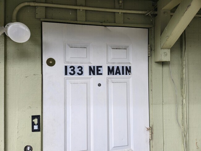 Building Photo - 133 SE Main St