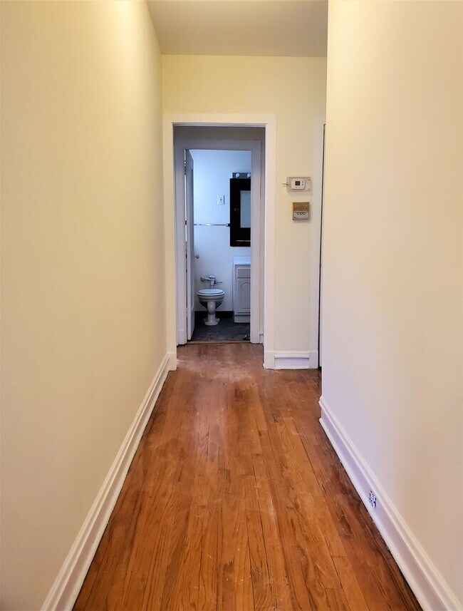 Building Photo - 1066 W Cornelia Ave