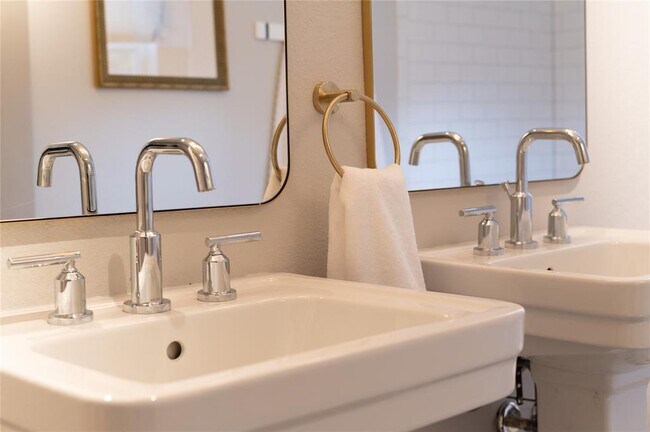 Building Photo - 505 Lbj Dr