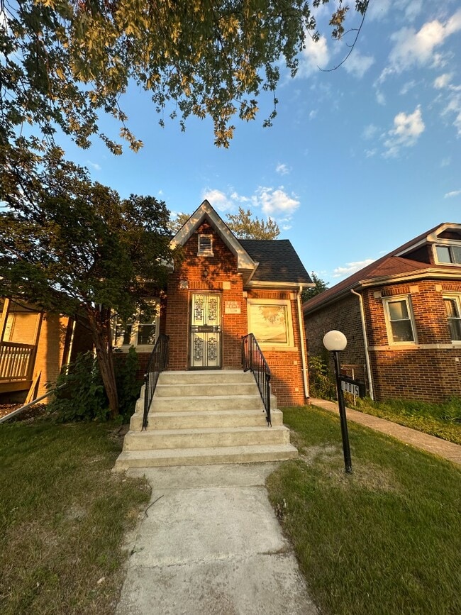 Primary Photo - Spacious 4BR/1BA Chicago Brick Home – Fenc...