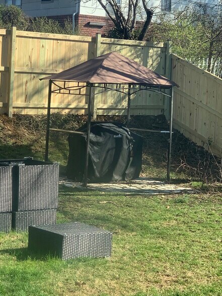 Grill pad (grill not included) - 3327 Essex Rd