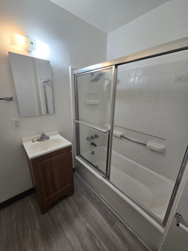 Building Photo - Charming 2 Bedroom/1 bathroom home