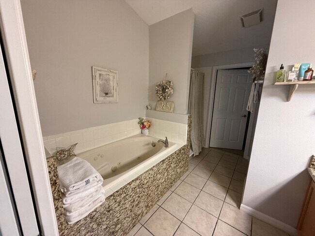 Building Photo - 3/2 Clermont Villa