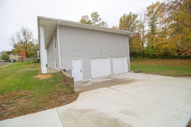 Building Photo - 1909 Newton Dr