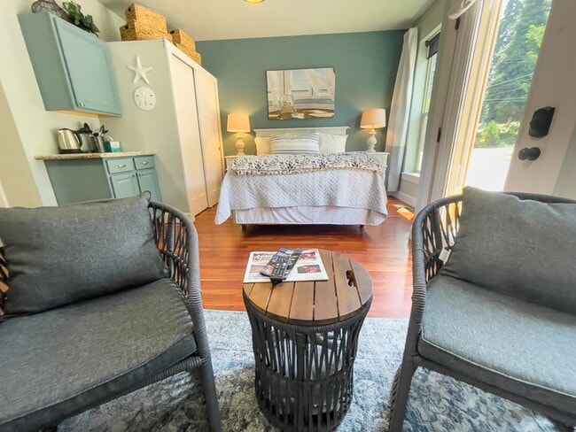 Building Photo - Parkside Suite: Fully Furnished Modern Studio in the Heart of Jacksonville $300 Utility Fee