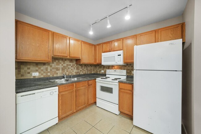 Building Photo - 3423 Ridgeland Ave