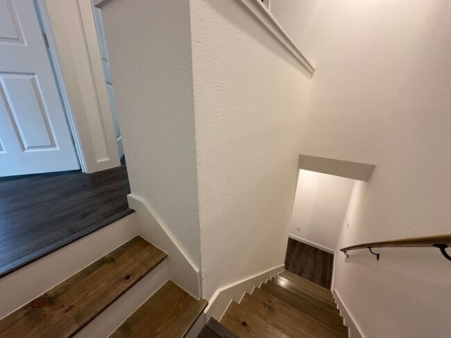 Building Photo - 3-Bedroom Duplex with Modern Finishes & Fu...