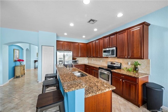 Building Photo - 691 SW Glen Crest Way