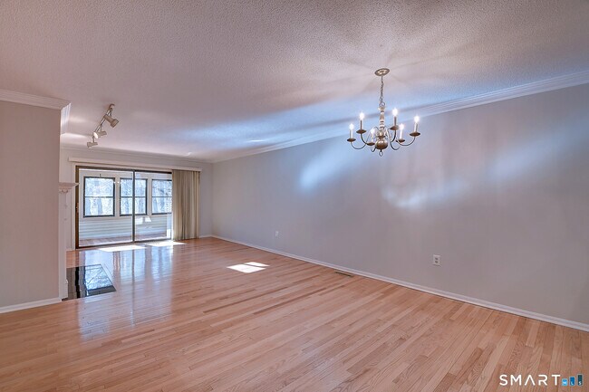 Building Photo - 4 Stonington Ct