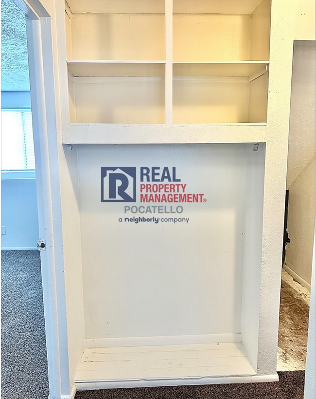 Building Photo - Spacious 4 Bed / 2 Bath Duplex | Garage + Split-Level Layout | Pet Negotiable