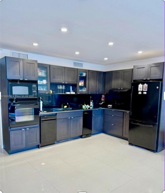 Building Photo - 3121 Commodore Plz