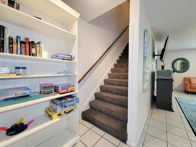 Building Photo - Two bedrooms two 1/2 bath townhome on Galv...