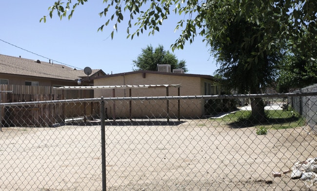 Building Photo - 16618 Live Oak St