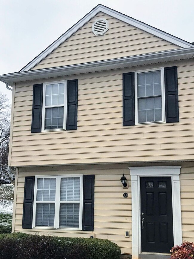 Primary Photo - 3 Bedroom Townhome in Lynchburg
