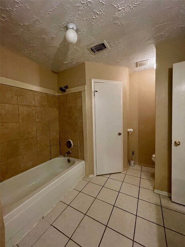 Building Photo - 11019 Almond Grove