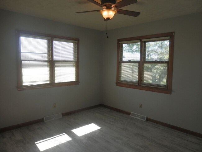Building Photo - 3 Bed 2 Bath Farmhouse!