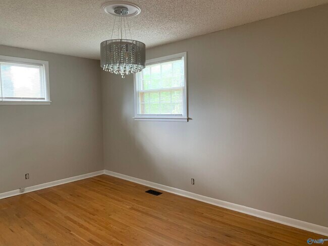 Building Photo - 2602 Vinyard St NE