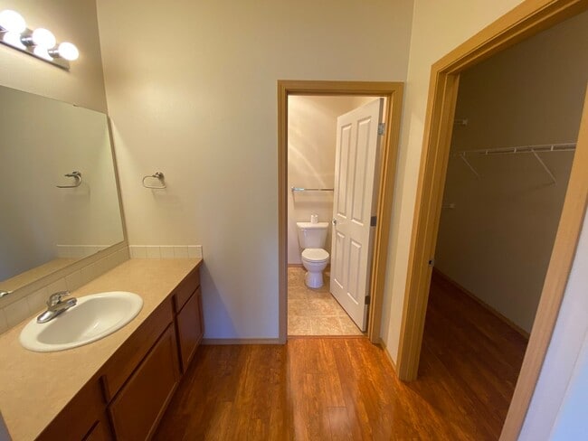 Building Photo - DuPont 2 Bedroom Town Home