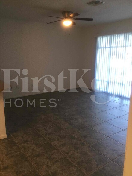 Building Photo - 305 NE Floresta Dr