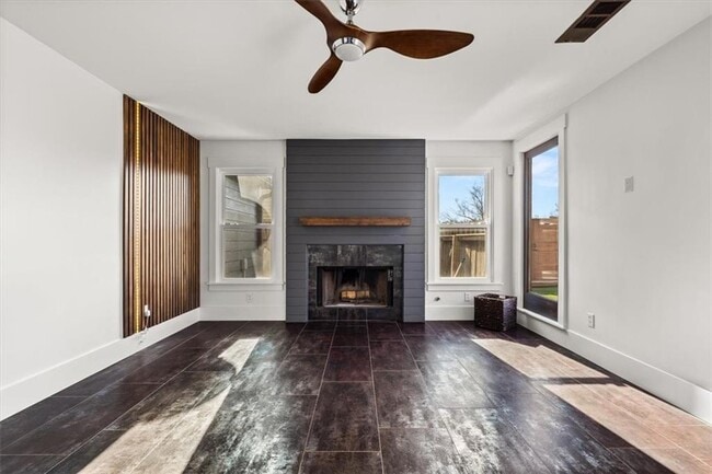 Building Photo - 425 Mikasa Dr