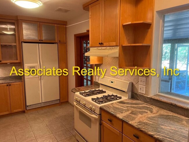 Building Photo - Charming 3 Bedroom w/ study that can be 4th bedroom, 3 Bath Home in Florida Park – Hardwood Floor...