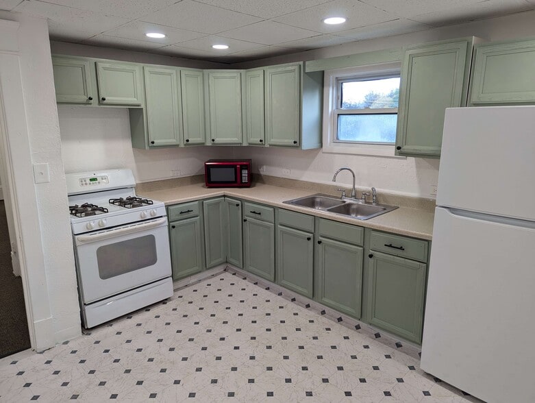 Building Photo - 1323 Oak St