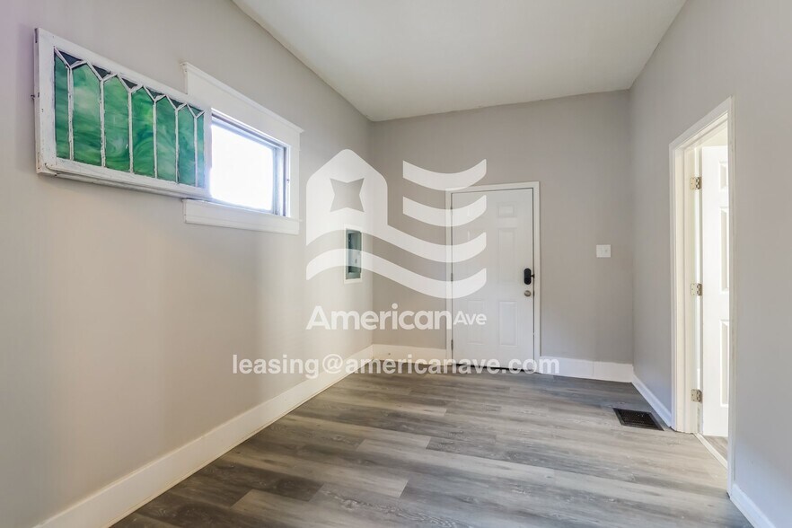 Building Photo - 1849 W Gaulbert Ave