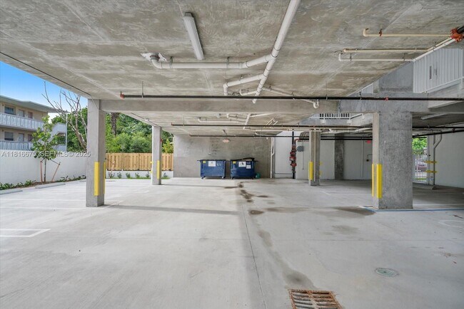 Building Photo - 420 SW 7th Ave