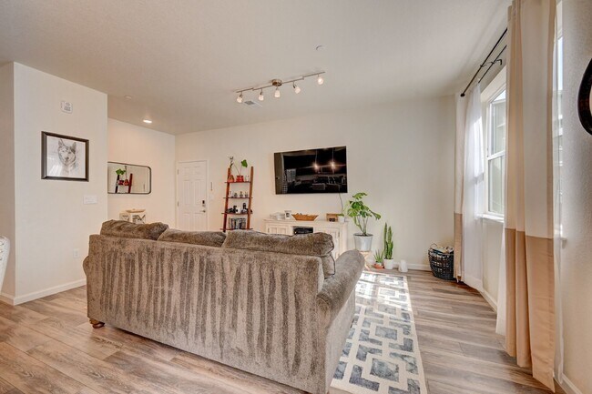 Building Photo - $2,415- 2 Bed, 2 Bath Ground Floor Condo w...