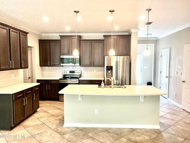 Building Photo - Large 4 bedroom home